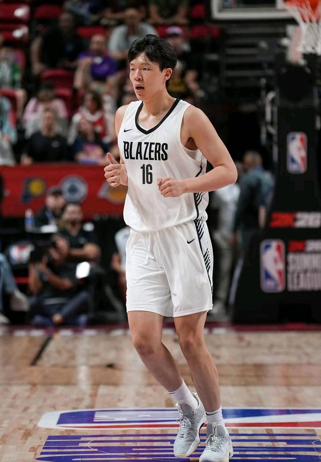 杨瀚森闪耀NBA夏季联赛，开拓者半场占优