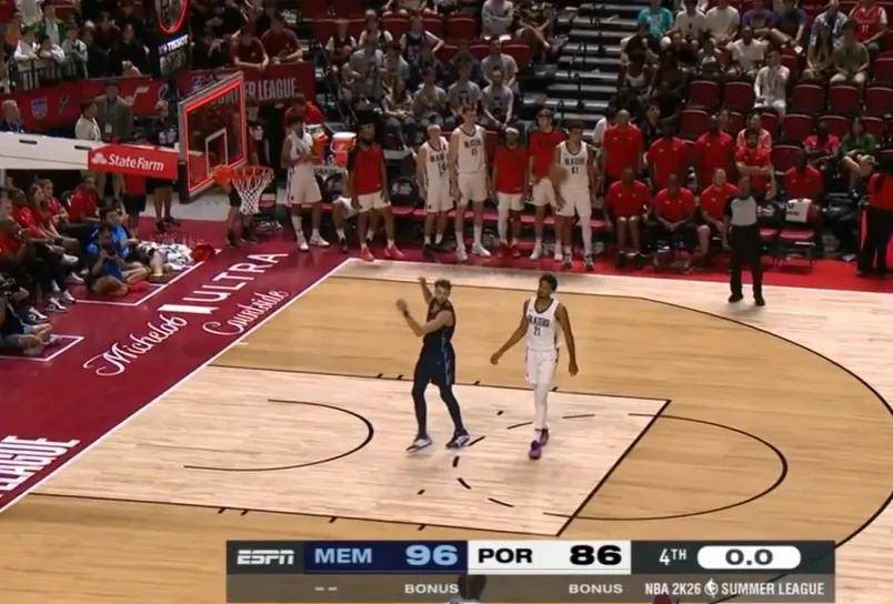 哇塞！NBA海报级惊天隔扣！杨瀚森首次背靠背比赛