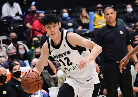 中国新晋NBA球员曾凡博加盟布鲁克林篮网