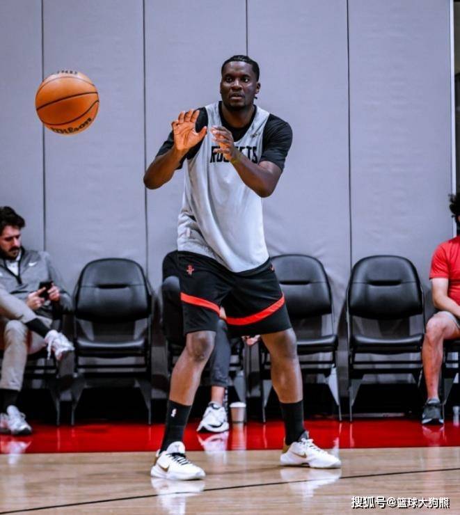 2场狂胜31个篮板！火箭队3高塔+前锋群镇守篮下，优势再次扩大