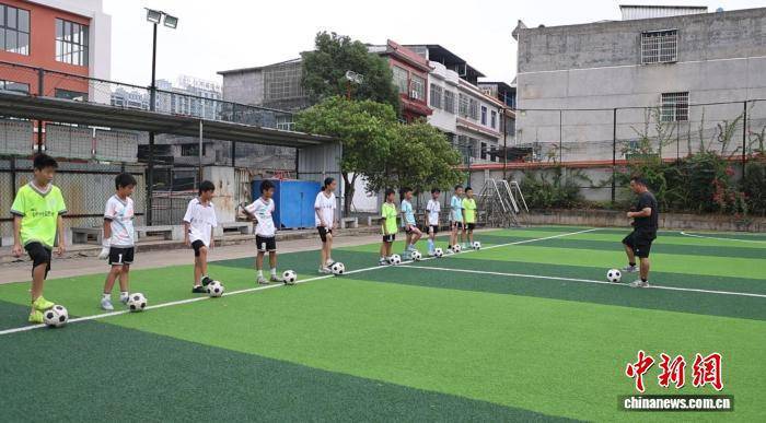 湖南江华校园足球“面上开花” 编写乡土足球教材